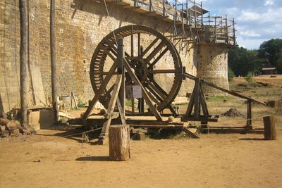 Guédelon: Mengungkap Misteri Kastil Abad ke-13 di Hutan Burgundy, Prancis