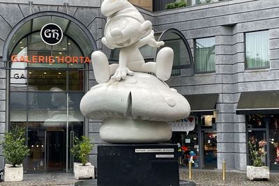 Patung The Smurfs di Kota Brussels: Menghidupkan Kisah Karakter Animasi yang Ikonik