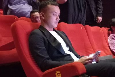 Melihat Gantengnya Nicholas Saputra Bergaya Smart Formal, Glowing di Usia 39 Tahun