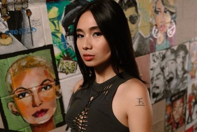 NIKI Rilis Lagu Backburner , Sisipkan Pesan untuk Pendengar agar Berhati-hati Terjebak!