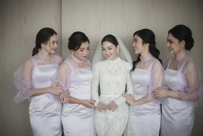 7 Artis Ini Tampil Anggun dengan Gaun Tertutup saat Menikah, Ada Jessica Mila!