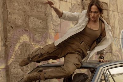 Review The Mother , Jennifer Lopez Jadi Ibu Sekaligus Pembunuh yang Serba Bisa