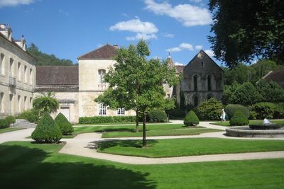 Menjelajahi Fontenay Abbey di Prancis: Biara Cistercian Tertua dan Terbaik di Dunia