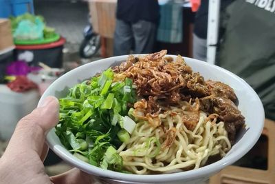 Lapar Tengah malam? Mie Ayam Bang Tinggal Solusinya