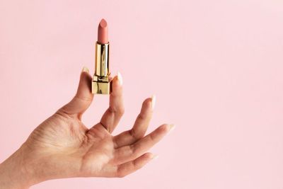 Alasan Warna Lipstick Bisa Berbeda saat Diaplikasikan di Bibir