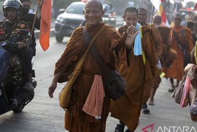 Puluhan Biksu Thudong Akui Toleransi di Indonesia Sangat Tinggi, sampai Angkat 20 Jari