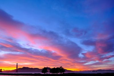 10 Puisi tentang Senja yang Indah Romantis dan Kelabu, Singkat!