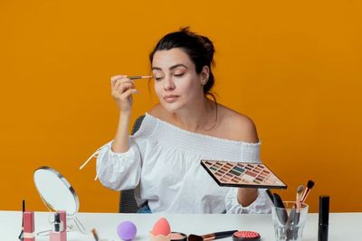 Girls, Ini Lho 7 Urutan Makeup yang Benar agar Tahan Lama!