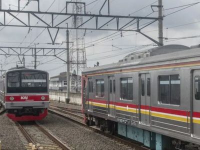 Pengamen di Jaksel Tewas Mengenaskan Ditabrak KRL, Nekat Jalan di Rel karena Depresi