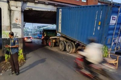 Brak! Kontainer Nyangkut di Matraman, Proses Evakuasinya Sulit!
