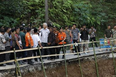 Tinjau Jalur Alternatif Banjarnegara-Kebumen yang Ambles, Ganjar Siapkan Hal Ini