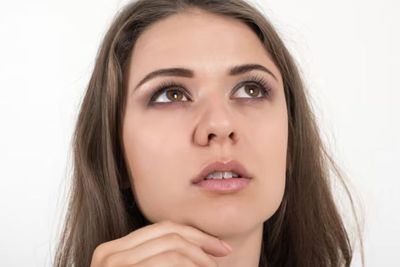 5 Cara Mengatasi Bibir Hitam Secara Alami dan Prosedur Medis
