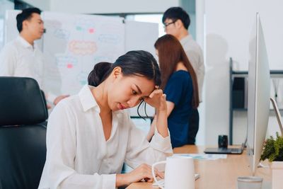 5 Cara Menghadapi Teman Kantor yang Sering Playing Victim