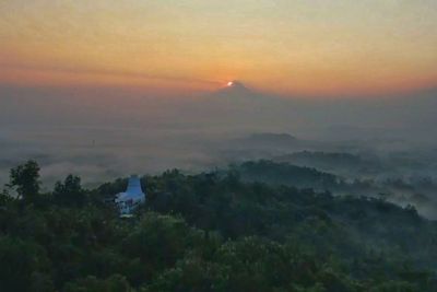 Punthuk Setumbu, Lokasi Syuting Ada Apa Dengan Cinta 2 Sajikan Keindahan Sunrise