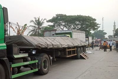 Hati-hati Nyalip Truk Gandeng! Seorang Pemotor di Serang Sampai Tewas Terlindas!