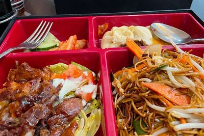 Kelezatan Lunch Box di Restoran Xuji: Mie, Bebek Goreng, Kimchi dan Telur dalam Satu Porsi
