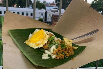 Menikmati Lezatnya Makan Pecel Sambil Melihat Kereta Api di Blitar