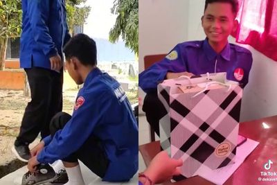 Momen Kompak Murid Satu Kelas Belikan Sepatu Baru Untuk Temannya, Bikin Haru Warganet