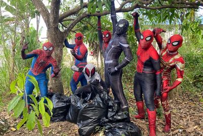 Jelang Nobar, 7 Spider-Man dari Universe Berbeda Muncul di Parepare Bersihkan Lingkungan