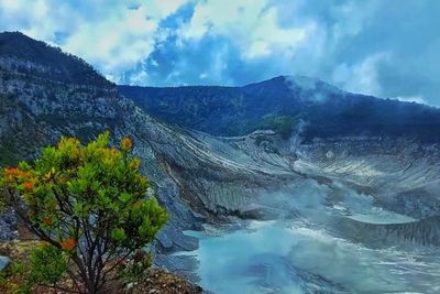 Tangkuban Parahu: Kisah Legenda Sangkuriang yang Jadi Awal Terbentuknya Gunung yang Indah