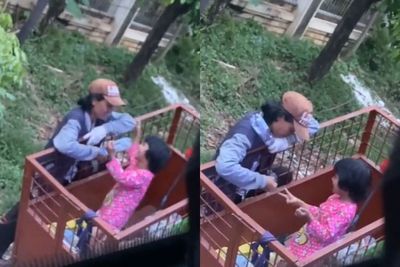 Momen Bahagia Sederhana Seorang Pemulung Wanita Main Bersama Anaknya Gunakan Botol Plastik