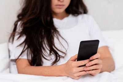 Mengenal Dry Texting dalam Hubungan, Ketika Doi Balas Pesan Singkat dan Dingin