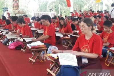 Ratusan Umat Buddha Gelar Doa Perdamaian untuk Indonesia dan Dunia di Borobudur