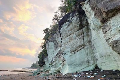 Pantai Batu Biru Ende, Bak Keajaiban yang Bisa Dilihat Kasat Mata View-nya Menakjubkan!