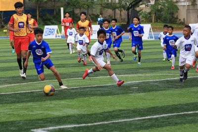BRI Serahkan Bantuan Pendidikan Bagi 50 Anak Sepak Bola Berbakat