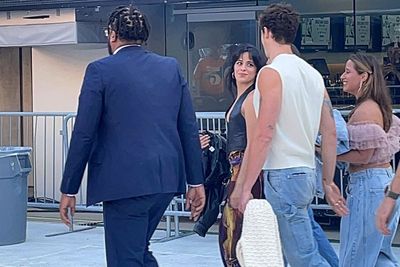 Lagi, Shawn Medes dan Camila Cabello Keciduk Jalan Bareng di Konser Taylor Swift
