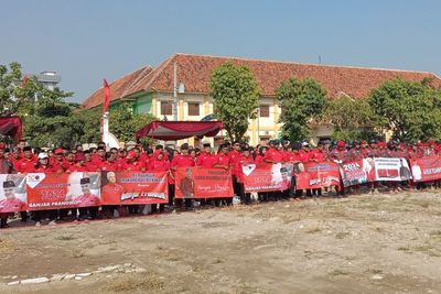 Kader PDIP Solo Bentangkan Spanduk Capres Ganjar Pranowo saat Upacara Hari Lahir Pancasila