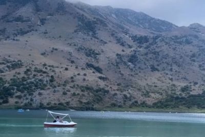 Lake Kournas: Danau Alami yang Punya Keindahan Alam & Nilai Sejarah di Pulau Kreta Yunani