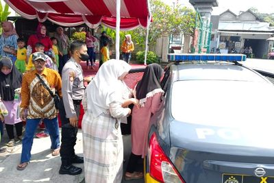 Salut! Polisi di Blitar Beri Pertolongan Ibu Hamil Pingsan di Makam Bung Karno