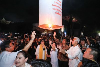 Ikut Terbangkan Lampion di Borobudur, Ganjar Rasakan Kebahagiaan Umat Buddha