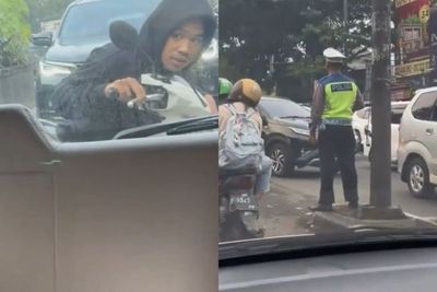 Auto Panik! Gak Pakai Helm, Pemotor ini Sembunyi di Belakang Mobil Saat Ada Polisi