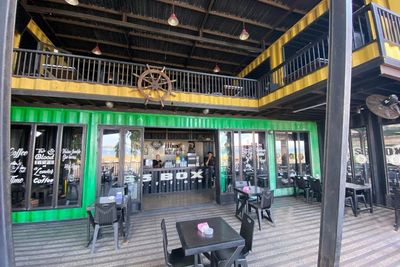 Keren! Kafe Ini Ternyata Dibuat dari Tumpukan Peti Kemas