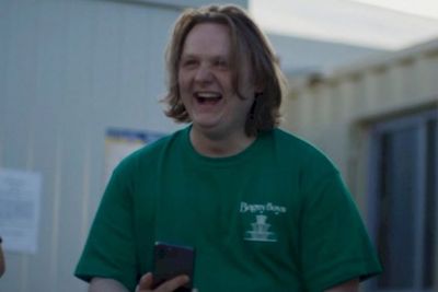 Lewis Capaldi Batalkan Semua Konser Sebelum Glastonbury, Fokus Pemulihan Kesehatan Mental