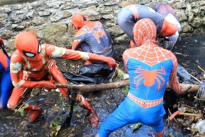 7 Pria Berkostum Spiderman Basmi Sampah 