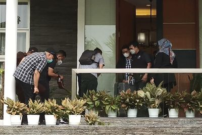 Dua Koper Dibawa KPK Usai Geledah Rumah Eks Bea Cukai Makassar Andhi Pramono