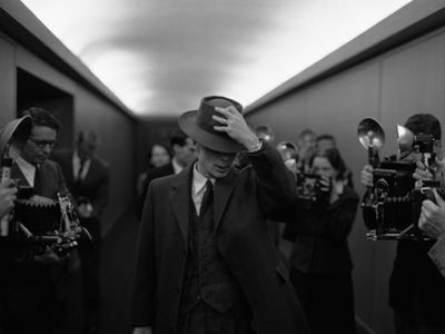Christopher Nolan Akui Harus Jadi Oppenheimer saat Tulis Naskah ‘Oppenheimer’