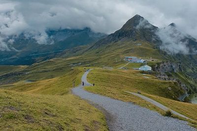 Mannlichen: Melangkah ke Dunia Magis di Puncak Swiss yang Menawan