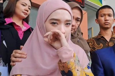 Inara Rusli Nangis Usai Sidang Mediasi dengan Virgoun Gagal, Rebutan Hak Asuh Anak