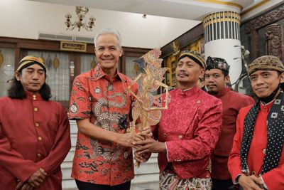 Diberi Wayang Prabu Kresna, Ganjar Didukung Dalang se-Indonesia Jadi Presiden 2024