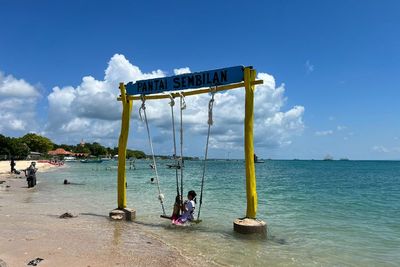 Menikmati Indahnya Pasir Putih di Pantai Sembilan, Ujung Timur Pulau Madura!