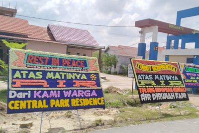 Protes Air Mati 2 Bulan Lebih, Warga Perumahan di Batam Pasang Papan Bunga