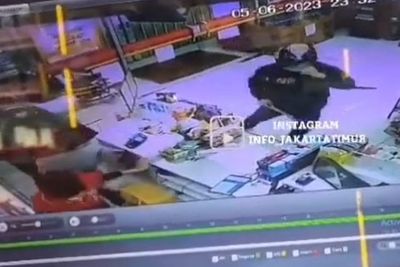 Viral Video Minimarket di Jaktim Disatroni Rampok, Pelaku Todongkan Senjata Tajam!