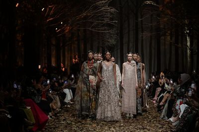 Koleksi Spring Summer 2024 dari Biyan Wanaatmadja, Pamerkan Potongan Elegan nan Royal
