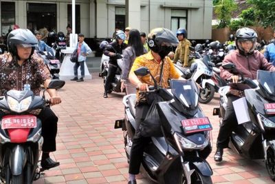 Pemkot Solo Bagikan Puluhan Motor Listrik Baru untuk Lurah Dinas, Diklaim Hemat BBM