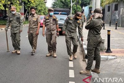 Polda Metro Gandeng Beragam Komunitas Sikat Bersih Ranjau Paku di Jalan Gatsu