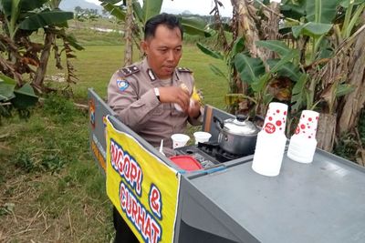 Bhabinkamtibmas ini Sulap Motornya Jadi Warung Kopi Keliling Ngopi & Curhat Pak Ndan